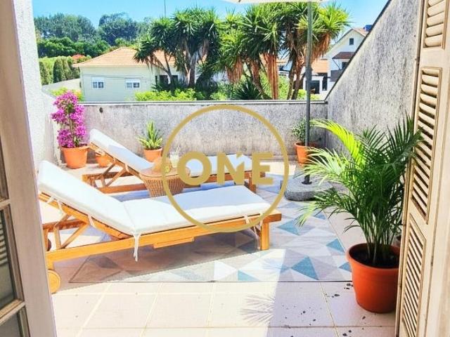 Moradia cheia de charme e potencial, a 450 metros da praia de Salgueiros