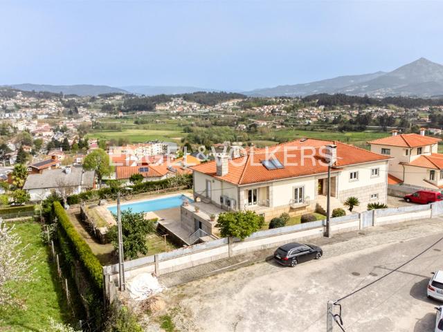 Moradia Clássica com Piscina e Vista para o Vale do Freixiei. 374m² Arnóia