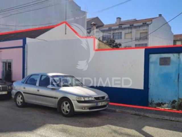 Moradia com 463m2 de rea de terreno Baixa da Banheira
