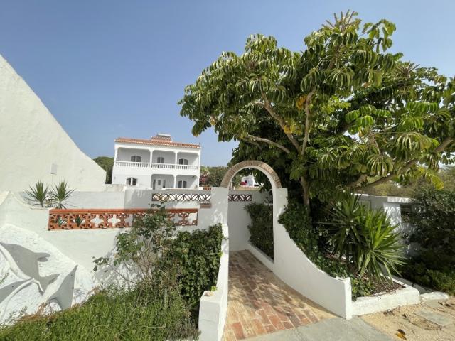 Moradia com 4 Apartamentos em Frente à Meia Praia