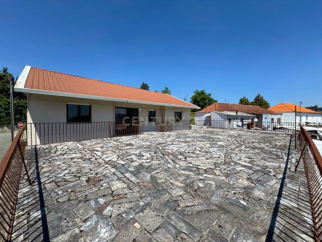 Moradia com 4 quartos, 3 armazéns e muito potencial em Freamunde, Paços de Ferreira, Porto