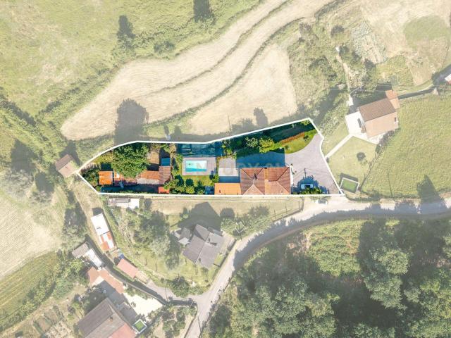 Moradia com 4 quartos, construída em pedra, situada em Oliveira, Arcos de Valdevez