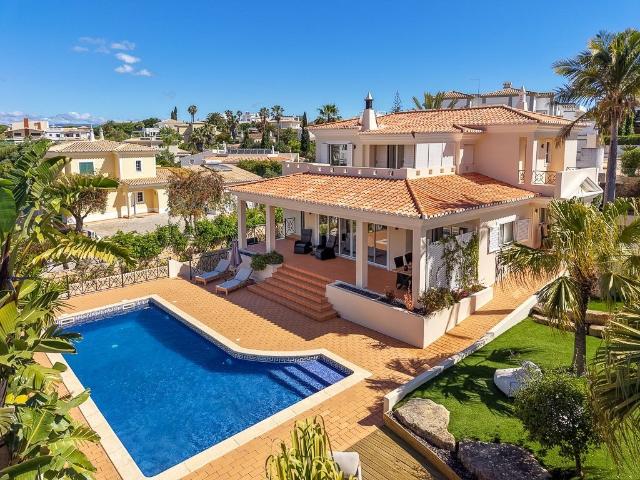 Moradia com 4 quartos e piscina aquecida para venda em Ferra. 287m² Ferragudo