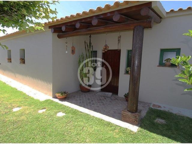 Moradia com 4 quartos e piscina, localizada em urbanizao de refer.