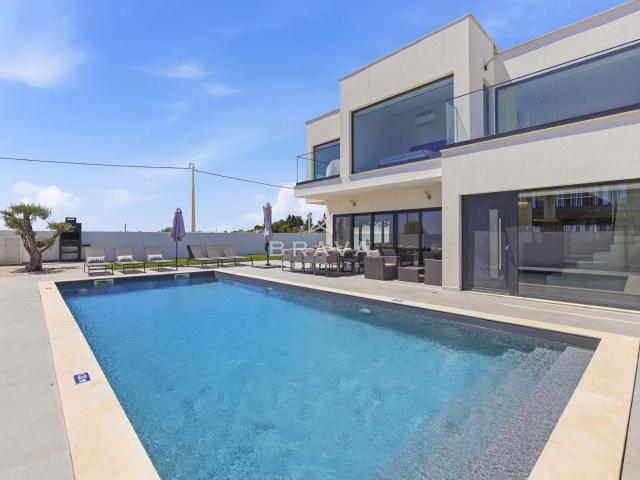 Moradia com 4 Quartos Piscina e Vista Mar 400m² Alcantarilha e Pêra
