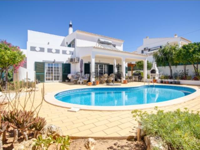 Moradia com 4 Quartos, Piscina, Jardim e Estacionamento Privado