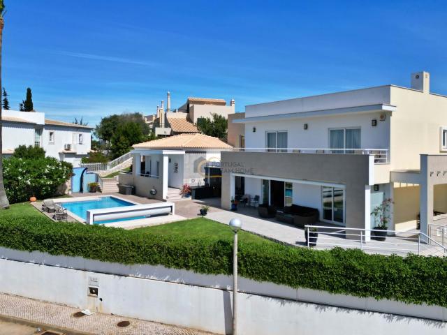 Moradia com 4 quartos, vista mar, garagem e piscina, para venda, em Albufeira