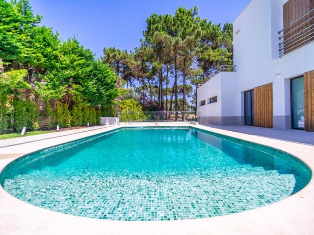 Moradia com 4 suites e piscina no condomínio de golfe da Aro. 371m² Charneca De Caparica