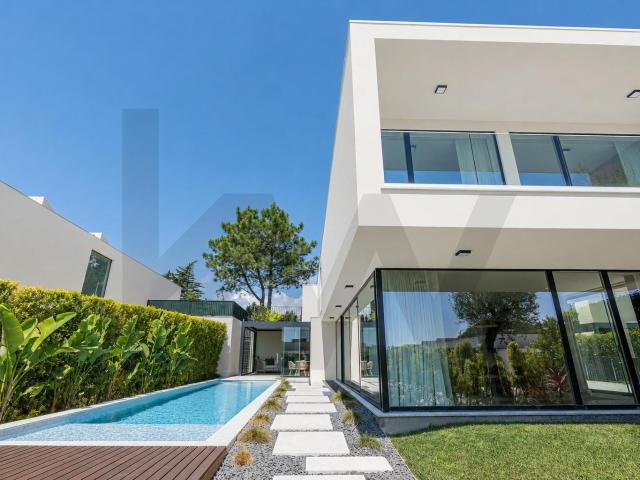 Moradia com 4 Suítes e Piscina Privada em Condomínio Fechado