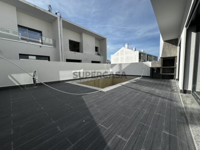 Moradia com 4 Suites, Garagem, Logradouro, Churrasqueira e Piscina