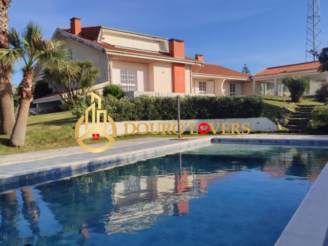 Propriedade de excelência com 4.900 m2 junto à Praia de Miramar com piscina