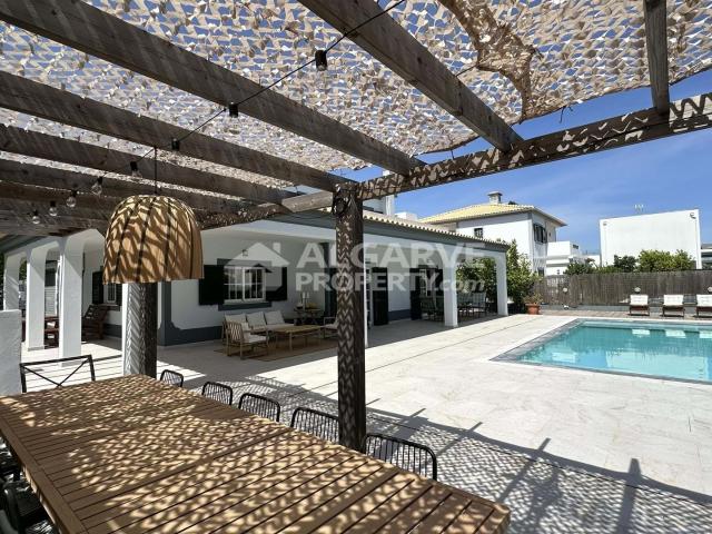 Moradia com 5 Quartos e Escritório com Localização Central e. 374m² Almancil