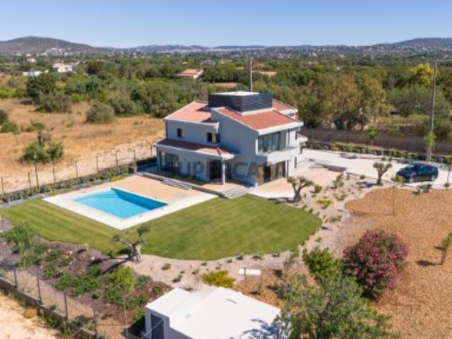 Moradia com 5 quartos para venda em Quarteira Algarve Portugal