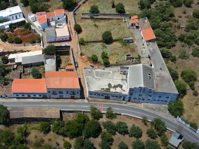 Moradia com 662m2, anexos e logradouro, para recuperação em Ponte de Salir