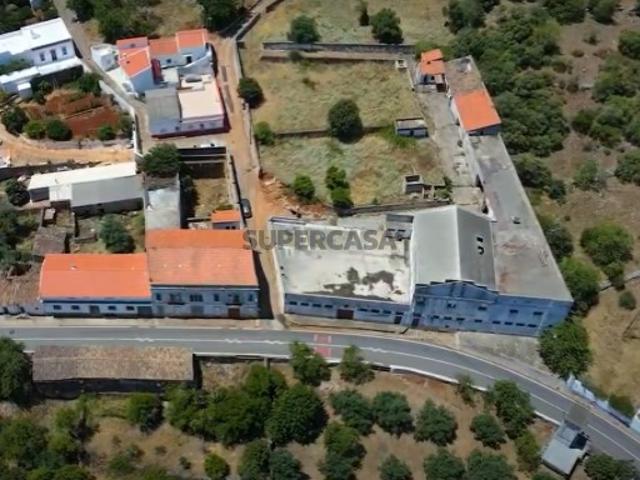 Moradia com 662m2, anexos e logradouro, para recuperação em Ponte de Salir