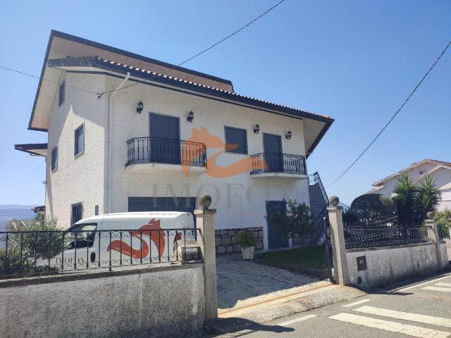 Moradia com 6 quartos e jardim em Santa Ovaia, Oliveira do H. 264m² Santa Ovaia
