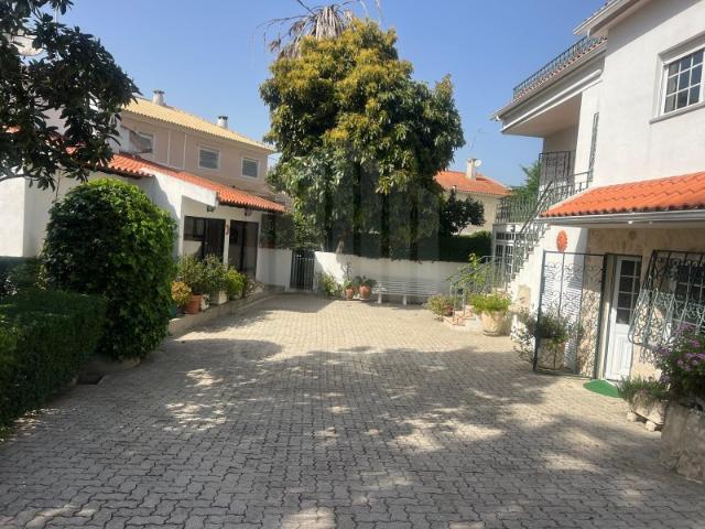 Moradia com 7 Assoalhadas, garagem e com terreno de 1.000 m2 zona Nobre de Belverde
