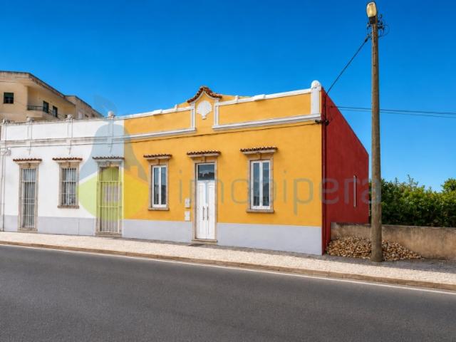 Moradia com 800 m2 de terreno no centro de Algoz