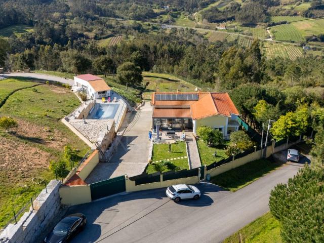 Moradia com 13.470m de Terreno e Vista para a Montanha no Carvalha.