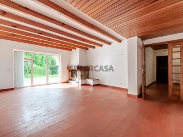 Moradia com 10 divisões localizada em Carcavelos
