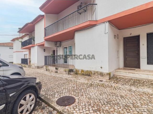Moradia com 220m2 no centro de Linda a Velha T5