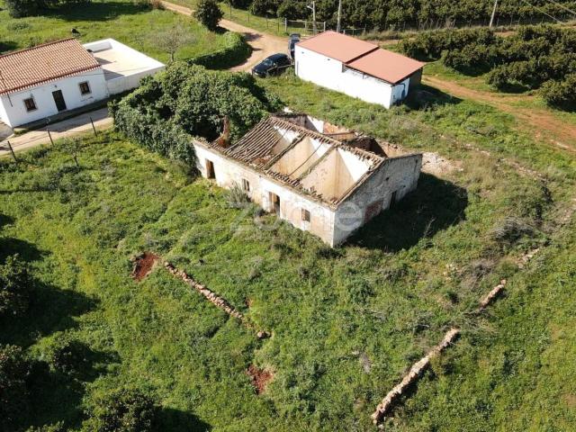 Moradia com 250m2 para recuperar em Carrasqueiro, Paderne, Albufeira