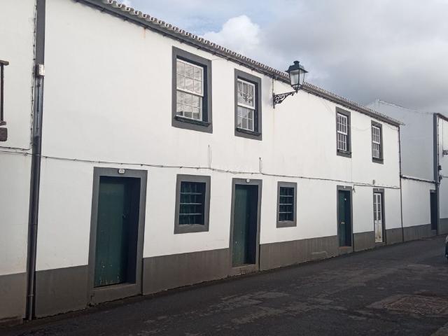Moradia com 2 andares no centro histrico de Santa Cruz da Graciosa