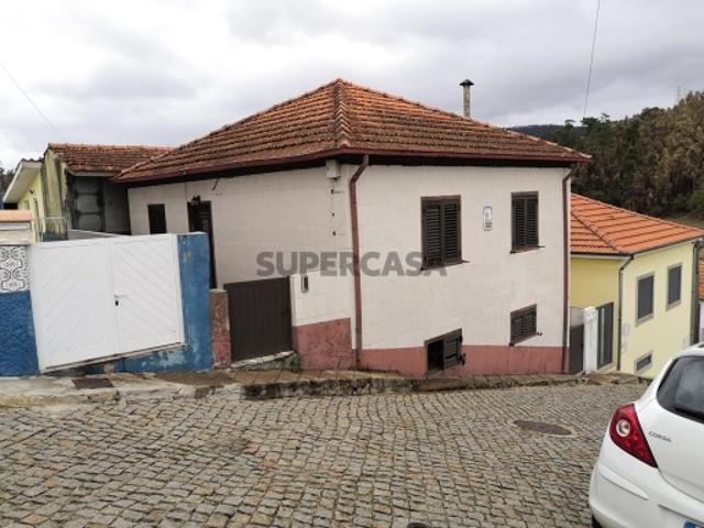 Moradia com 2 Apartamentos Ferreirinha Gondomar