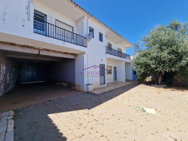 Moradia com 2 apartamentos, garagens e terreno!