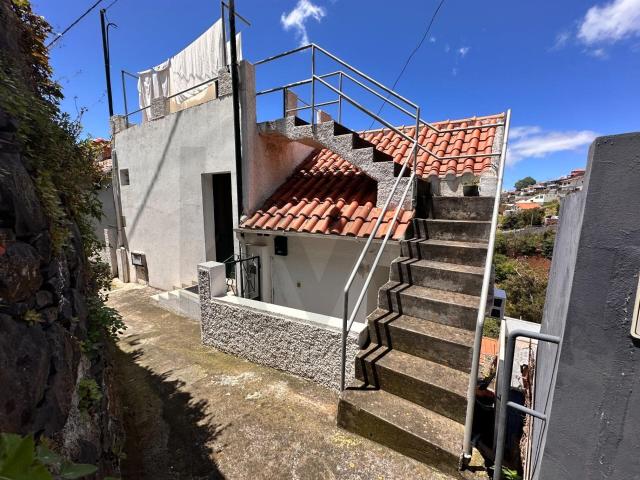 Moradia com 2 Apartamentos Independentes e Vista Panorâmica. 76m² Monte