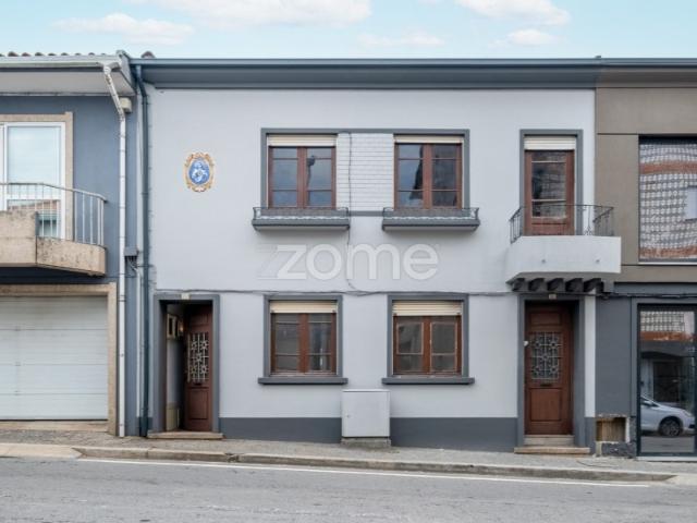 Moradia com 2 habitações, quintal e cave, Av. D. João I Rio Tinto