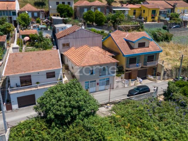 Moradia com 2 pisos: habitação e loja Foz do Sousa, Gondomar