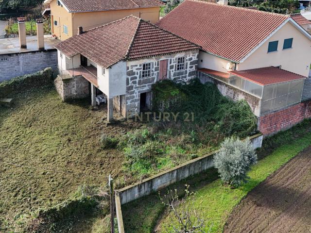 Moradia com 2 Pisos para remodelação total