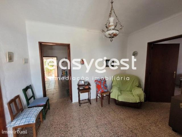 Moradia com 2 quartos e logradouro localizada em Pedrogo