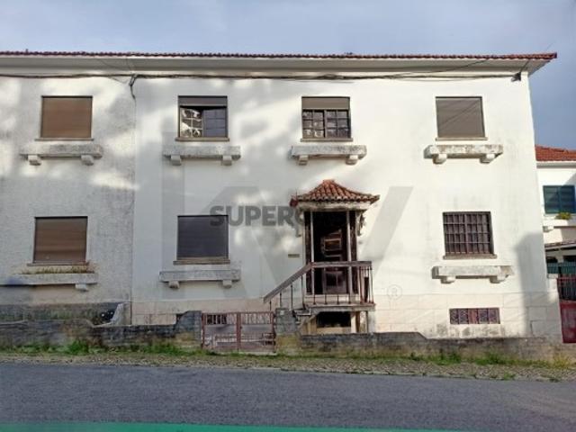 Moradia com 3 Pisos com espaço exterior no coração do Bairro Madre de Deus