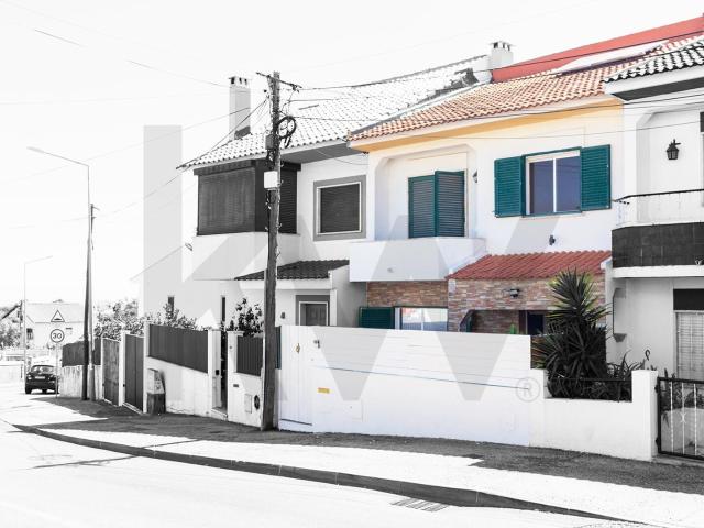 Moradia com 3 Pisos em Bicesse – Junto ao Acesso da A5 e no Concelho de Cascais!