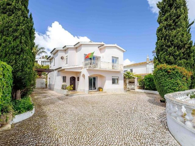 Moradia com 3 Quartos + 2 Apartamentos | A poucos minutos da