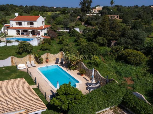 Moradia com 3 quartos, 2 casas de banho, piscina privada e um agradável jardim, situada numa localização privilegiada no coração do Algarve