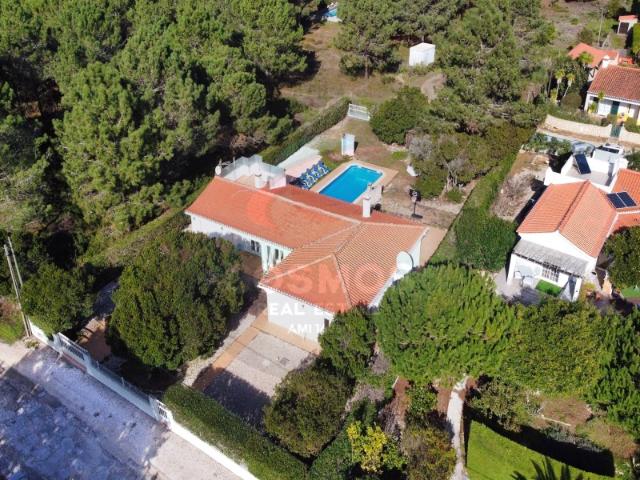 Moradia com 3 quartos, piscina em lote 1.450 m²