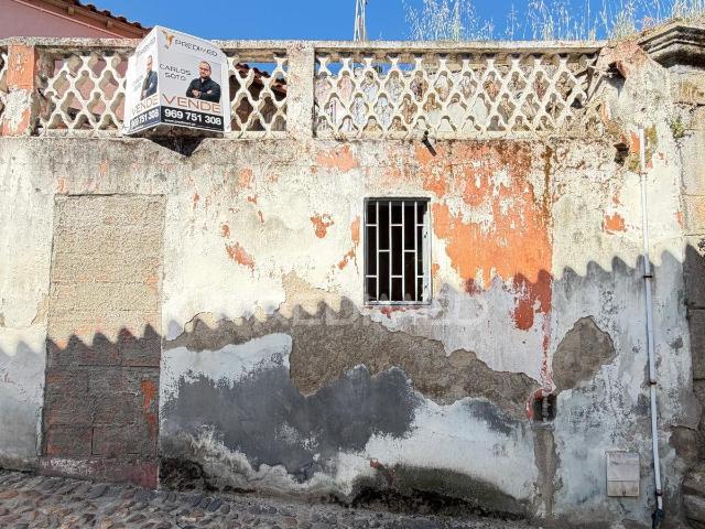 Moradia com terraço, para reabilitação, no centro histórico de Mirandela