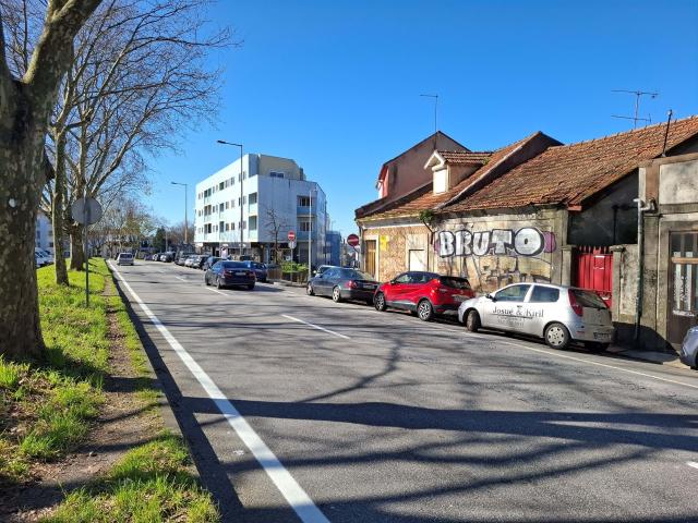 Moradia com terreno na circunvalação