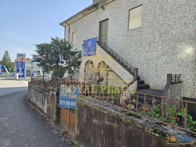 Moradia com terreno no Centro de Arrifana | 26083698897