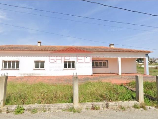 Moradia com terreno no centro de Coruche a 50 Km Lisboa
