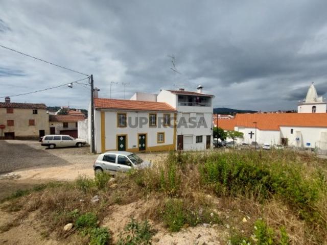 Moradia com terreno no centro de Proença a Nova