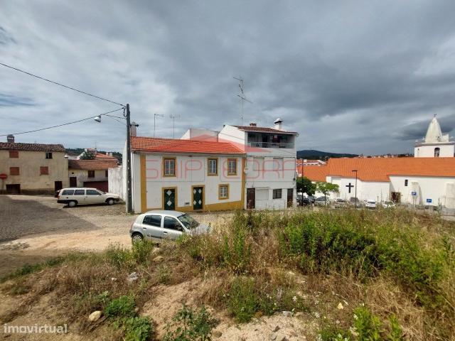 Moradia com terreno no centro de Proena A Nova
