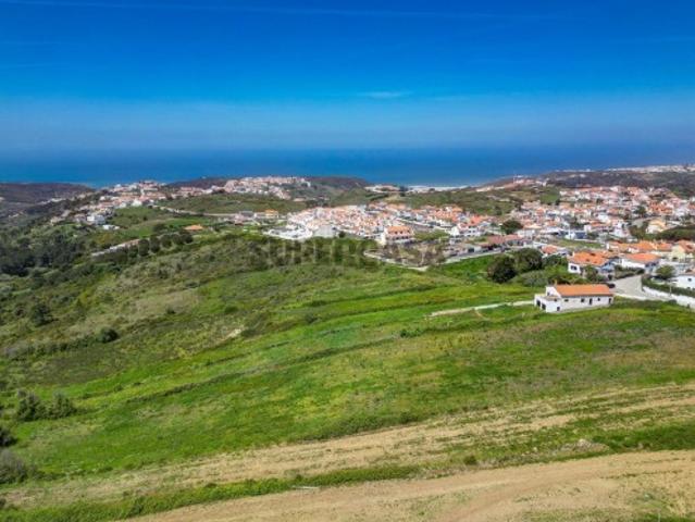 Moradia com Terreno Amplo e Vista Mar na Carvoeira