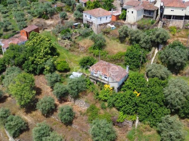 Moradia com terreno de 796 m2 Aldeia de Tralhariz, Carrazeda Ansiães