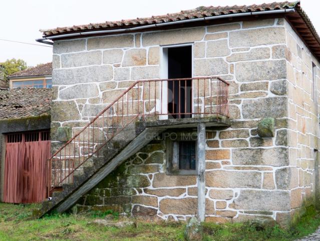 Moradia com terreno e garagem