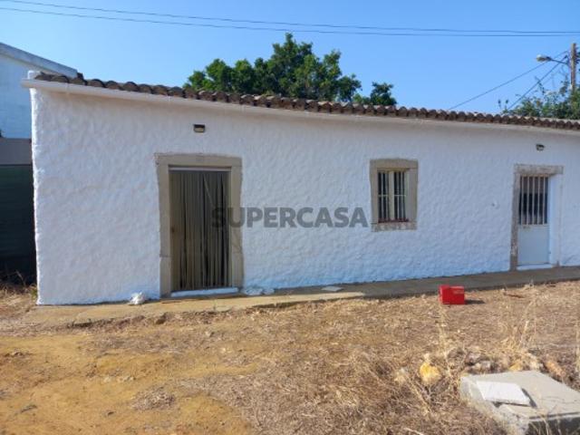 Moradia com terreno e furo