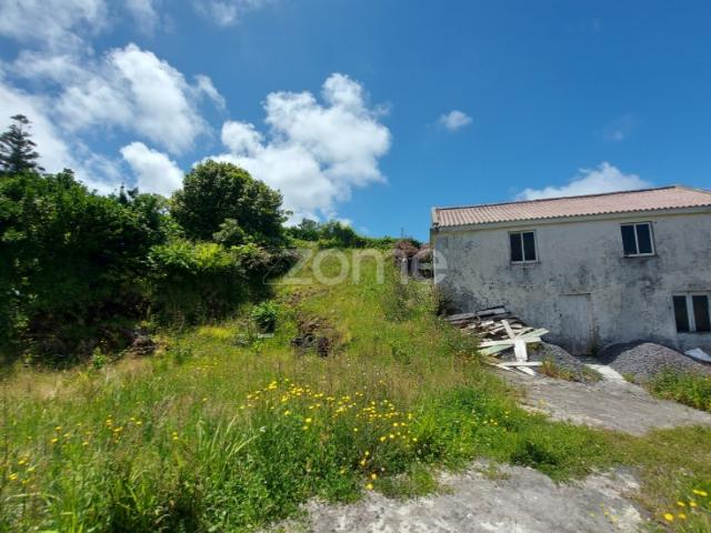 Moradia com terreno em Santo António, ilha de São Jorge
